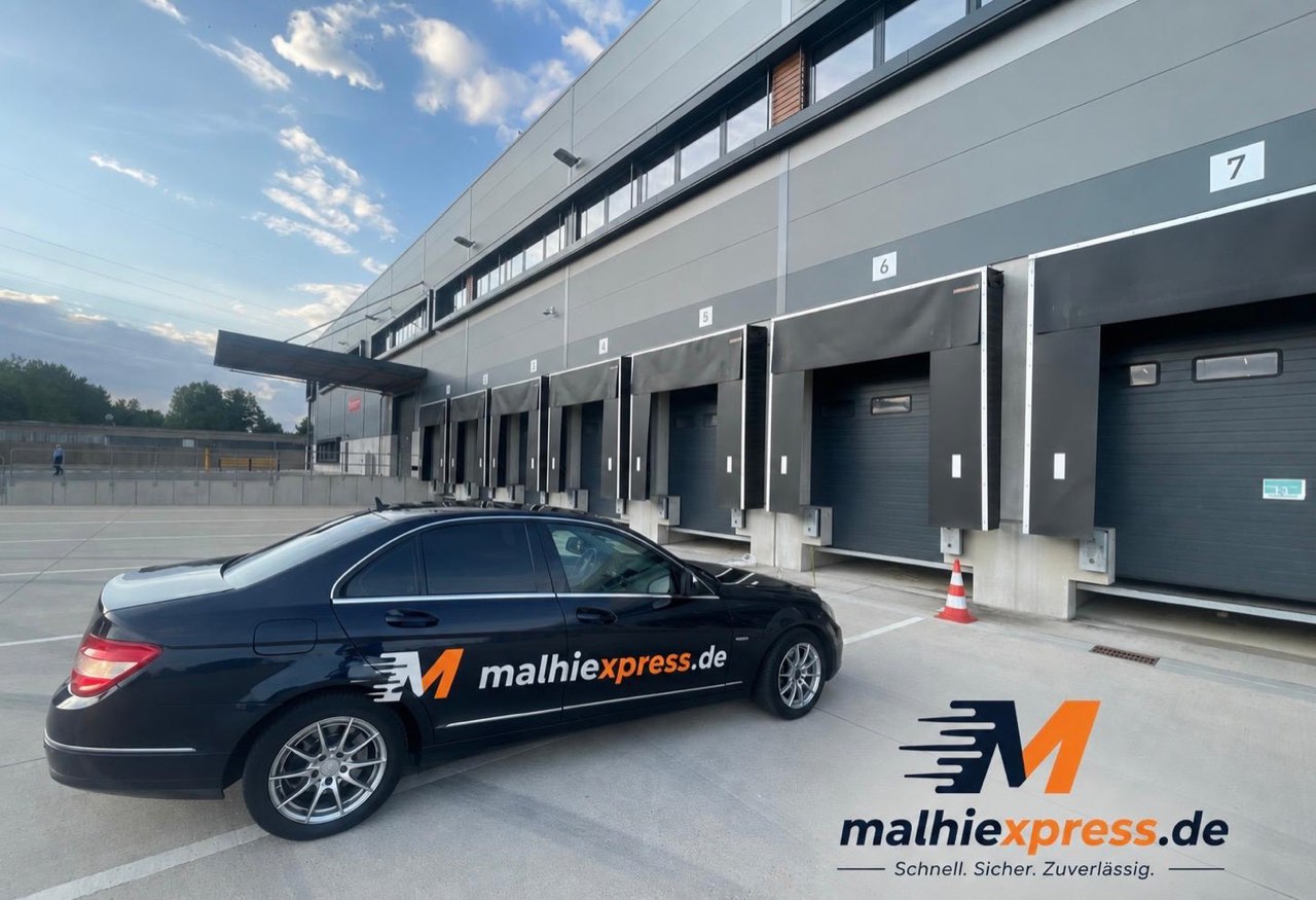 Fahrzeug von Malhi Express mit Firmenbeschriftung an einem Verladetor